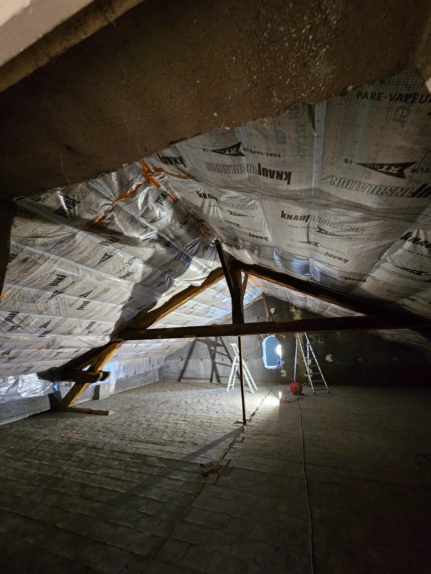 tuyaux vaporisant de la mousse isolante, isolation des combles